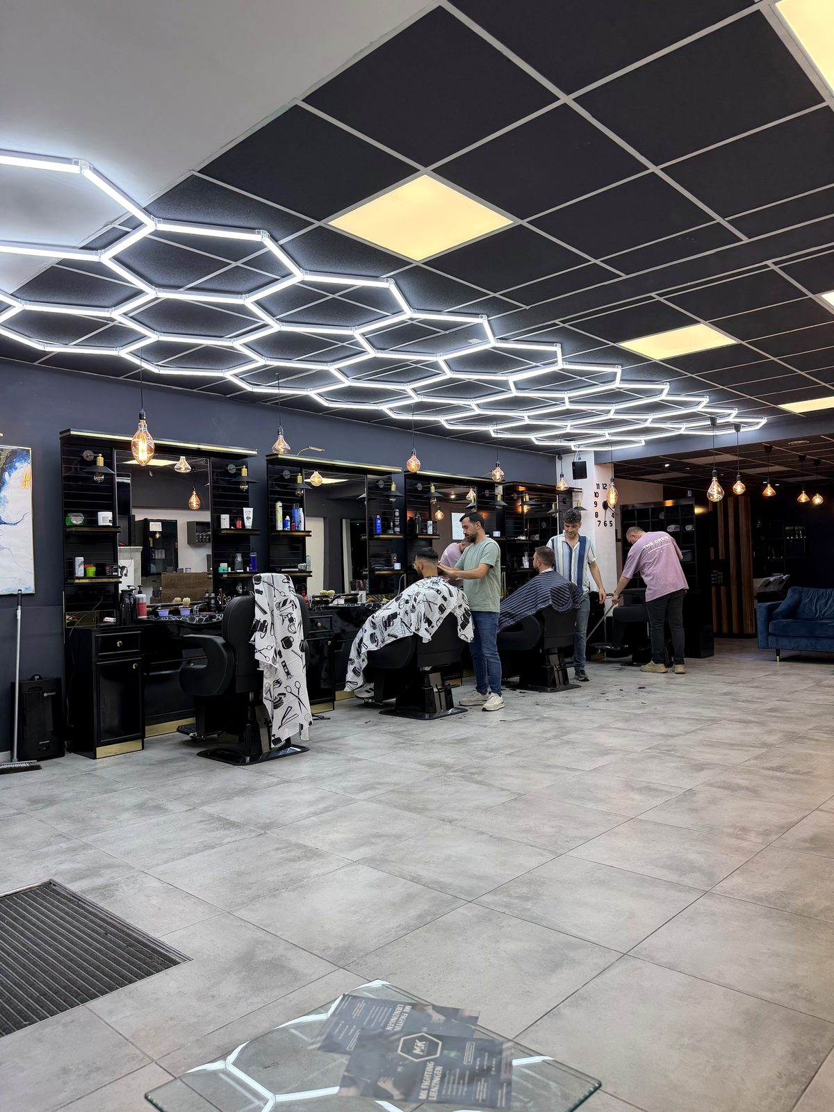 Barber-Bereich mit Hexagon-Licht und mehreren Stationen im TEMIR Friseursalon